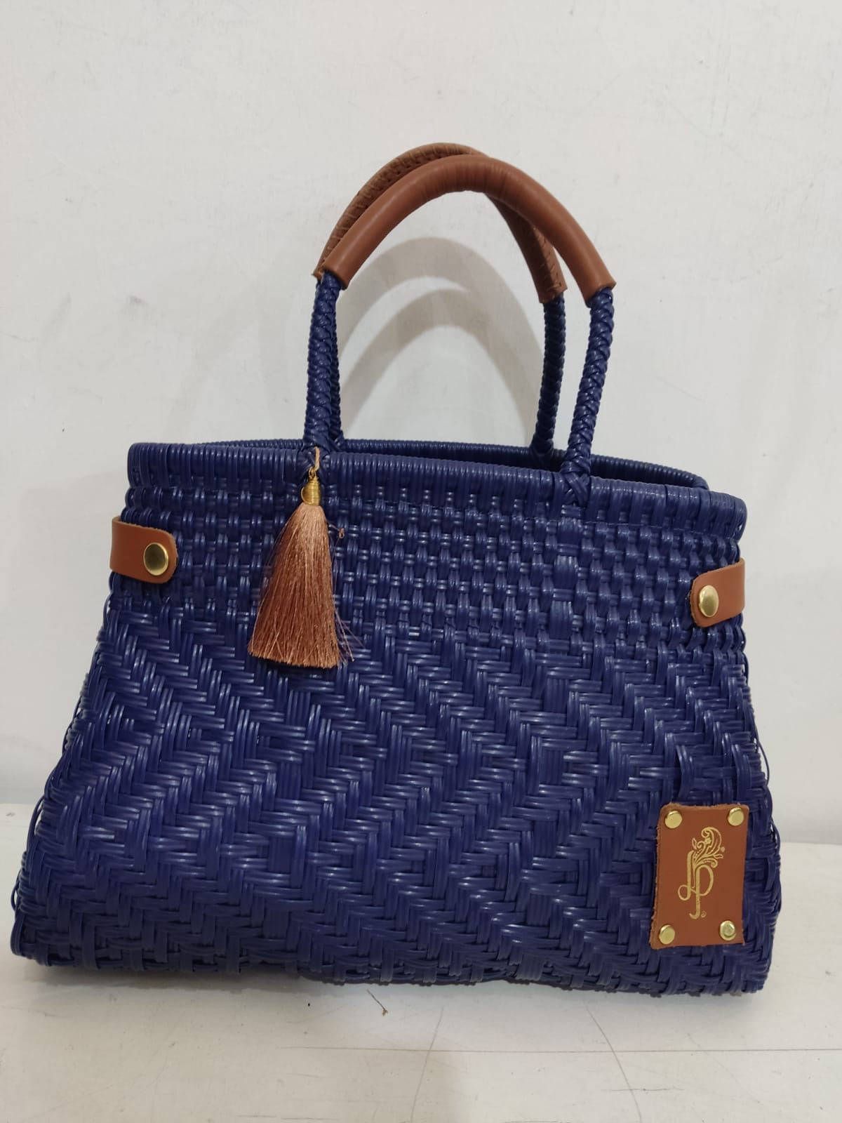 Z- Bolsa artesanal tipo Canasta color azul .